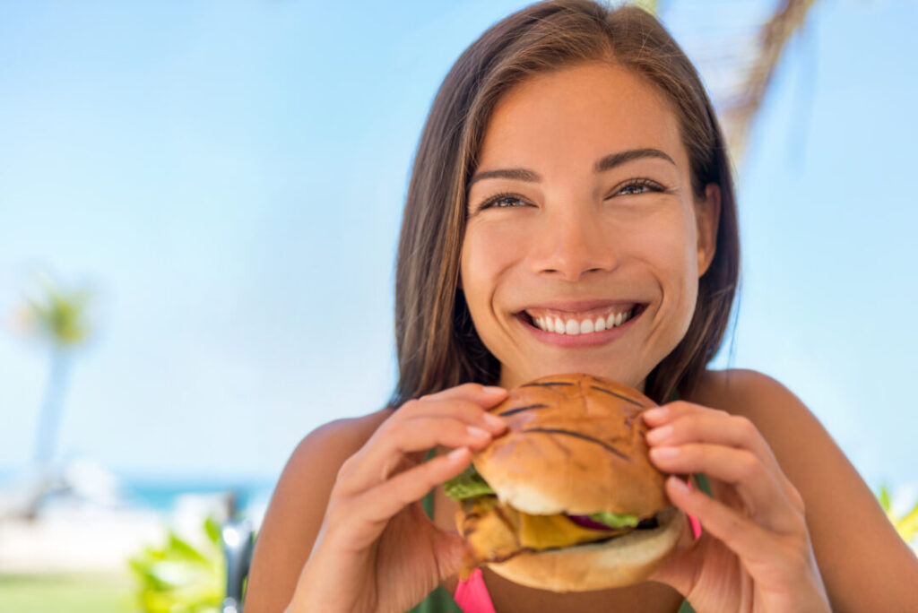世界の味巡り：やっぱり、愛されるハワイ発祥のハンバーガー　アロハの味が詰まった一口！